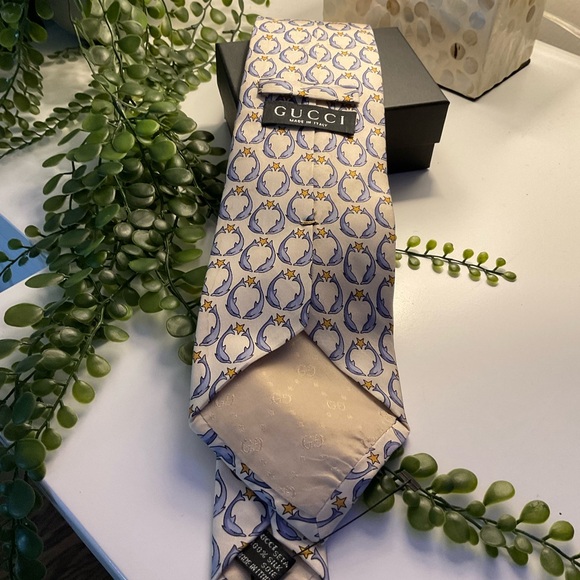 Gucci Cream and Blue Patterned Tie. Gucci ties are made from silk. - Picture 1 of 6
